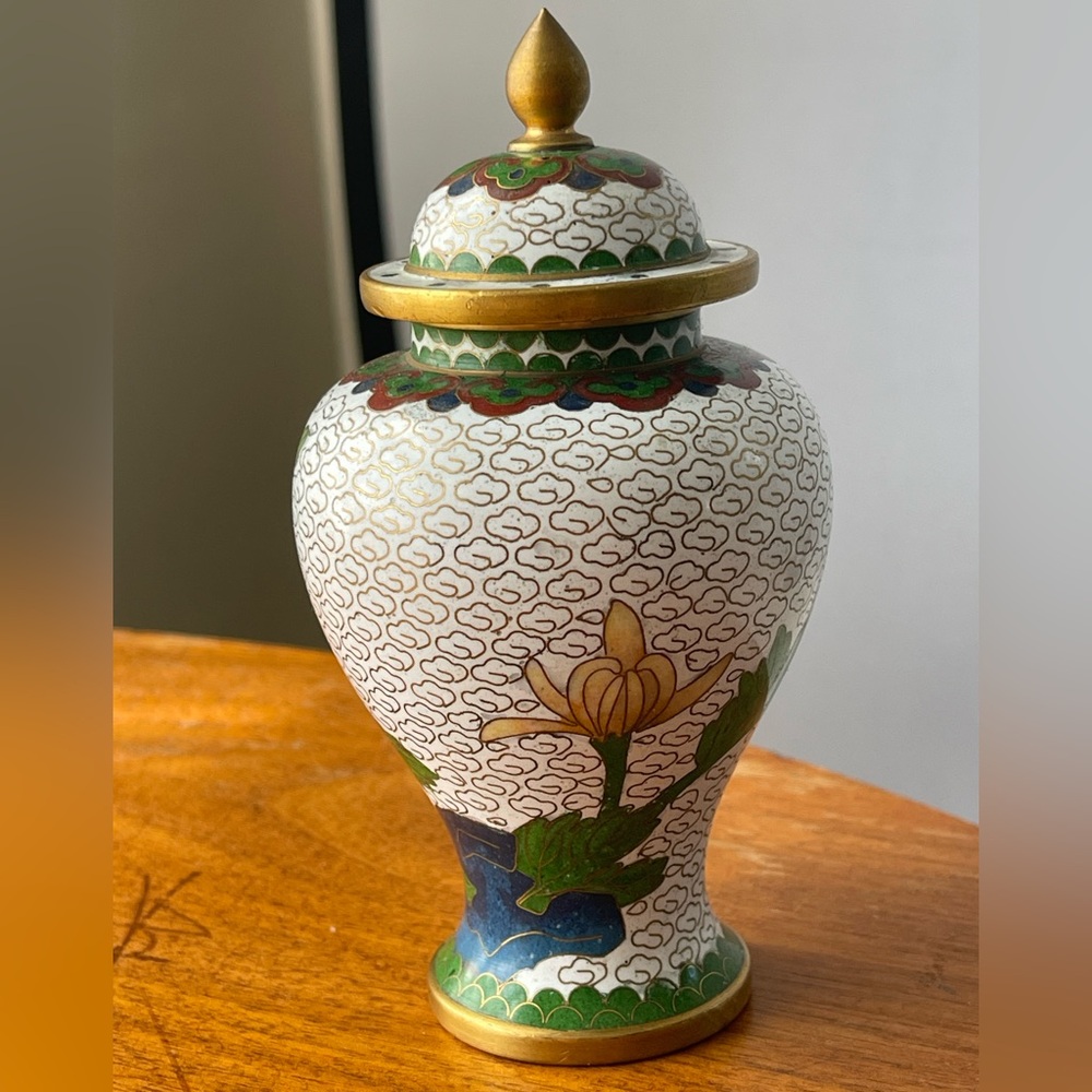 Little Vintage Cloisonné Enameled Ginger Jar Chinese White Chrysanthemum Urn - Picture 7 of 15